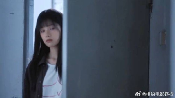 那就让我们照亮彼此，在暴雨泥泞中互为依靠