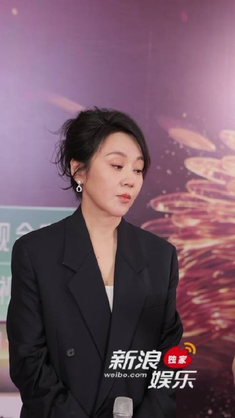 金鹰奖活动现场，闫妮跟记者表示自己想演和年轻人有交流的角色