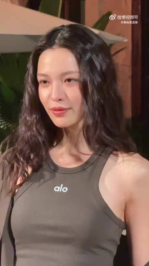 钟楚曦简约运动穿搭，从健身房直接过来展现舒适时髦力量感
