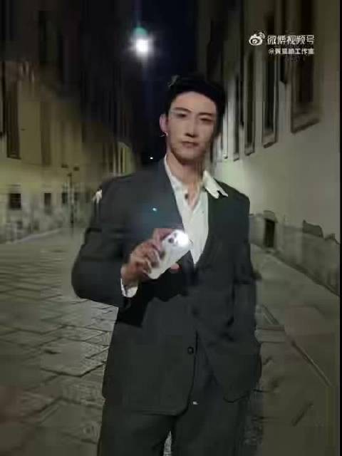 黄景瑜一条plog告别米兰，光绘签写真帅气