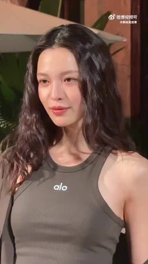 钟楚曦直角肩撑起百变穿搭，穿吊带无滑落烦恼