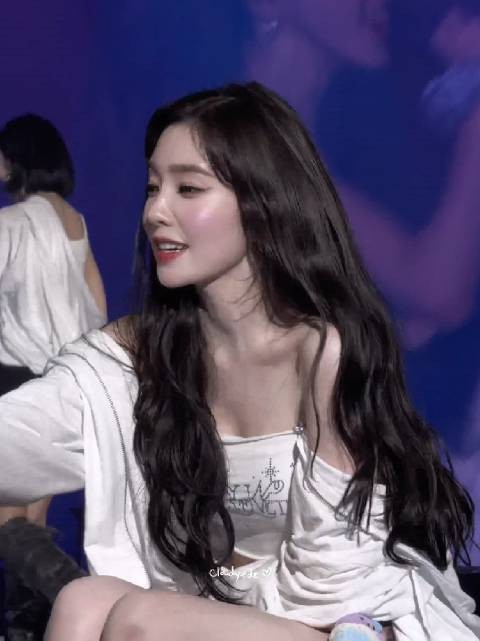 真是太喜欢这段舞台表演了，这个女孩子真是又美又热情，太青春阳光了！