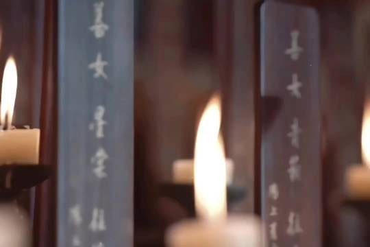 从兰香身上看到了悲天悯人的神性兰香给乱战中去世的人立了牌
