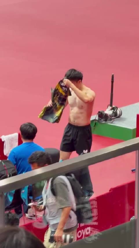 原来林昀儒也是腹肌的呦 小林子，你真不把我们当外人哈哈哈哈