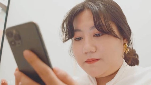 女人只是修了一下图，没想到脸就一边大一边小！