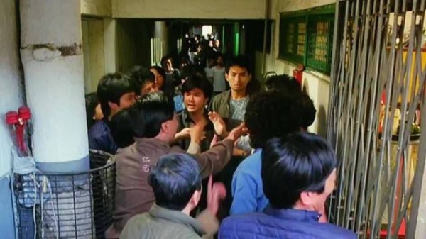 邻居手持棍棒围堵精神康复者阿权,高喊驱逐疯子