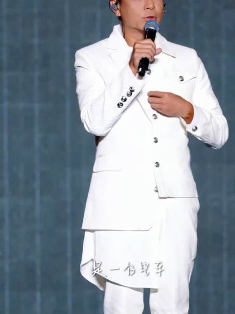 李克勤演唱会迟到,中间有一个环节是电车没电了