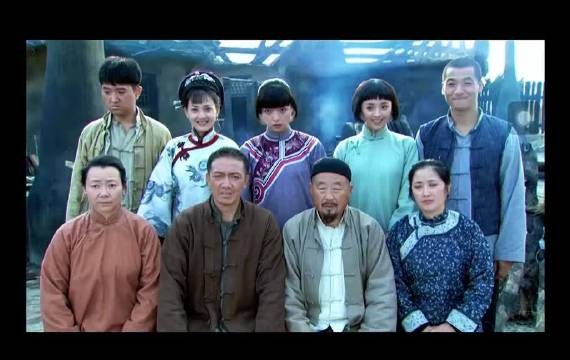 被烧毁屋前合影，朱开山那文笑对生死与繁华
