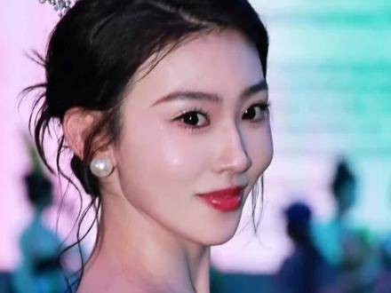 王艺凝登场,气场全开,美得毫不费力!
