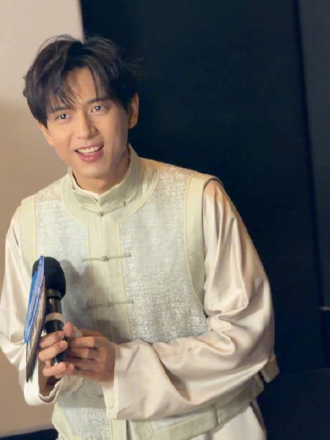 李现戏服出席《我不是大师》微博追剧团,沉浸式剧宣营业我爱了!我不是大师