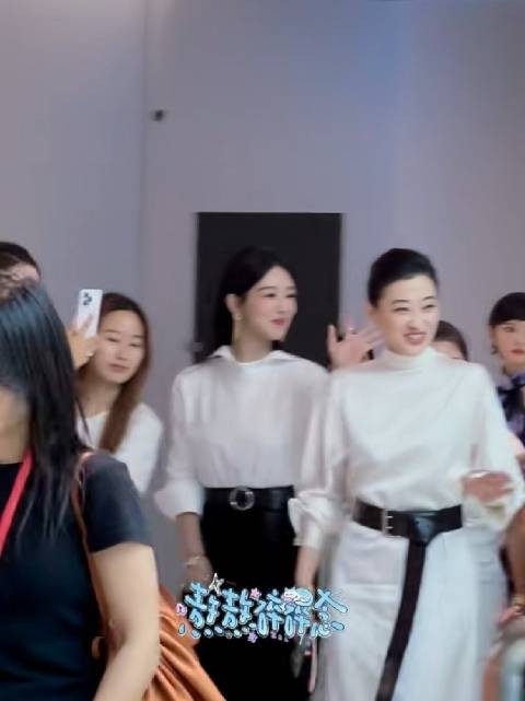哈哈哈到现场聊的好开心呀杨紫 生命树剧组氛围真好 吱吱今晚好运