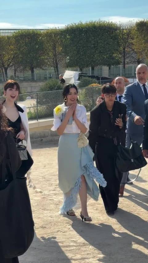 邝玲玲、Orm Kornnaphat 亮相Dior 2027春夏大秀，身穿超季迪奥2027早春系列…