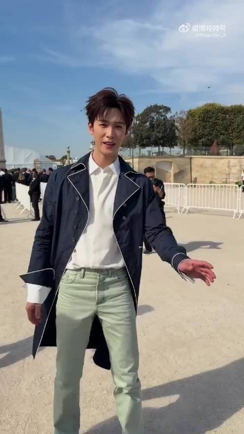李昀锐亮相Dior大秀，外媒生图状态绝佳像小王子