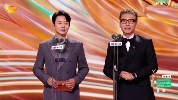 刘奕君李乃文颁奖互动像小品，生动胜念稿