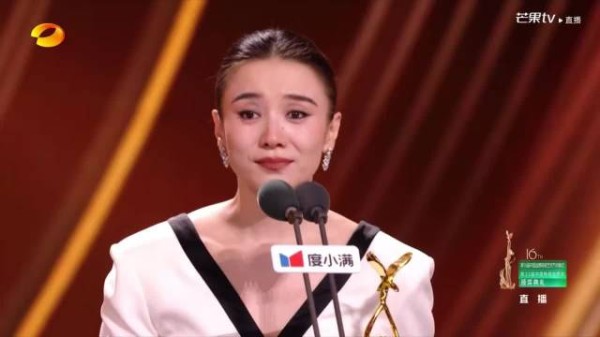 宋佳感谢所有入围女演员宋佳说对热爱的坚持不分高下