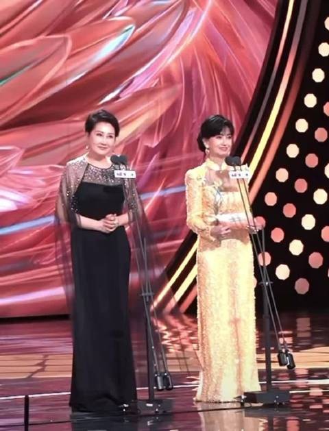 宋佳获金鹰奖最佳女主角,热泪盈眶与杨紫闫妮拥抱