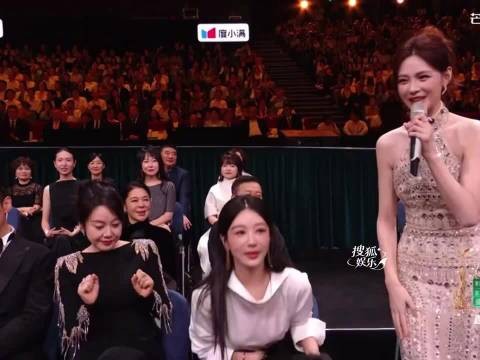 被问想拥抱谁,闫妮瞥胡歌这一眼太好笑了金鹰奖获奖名单