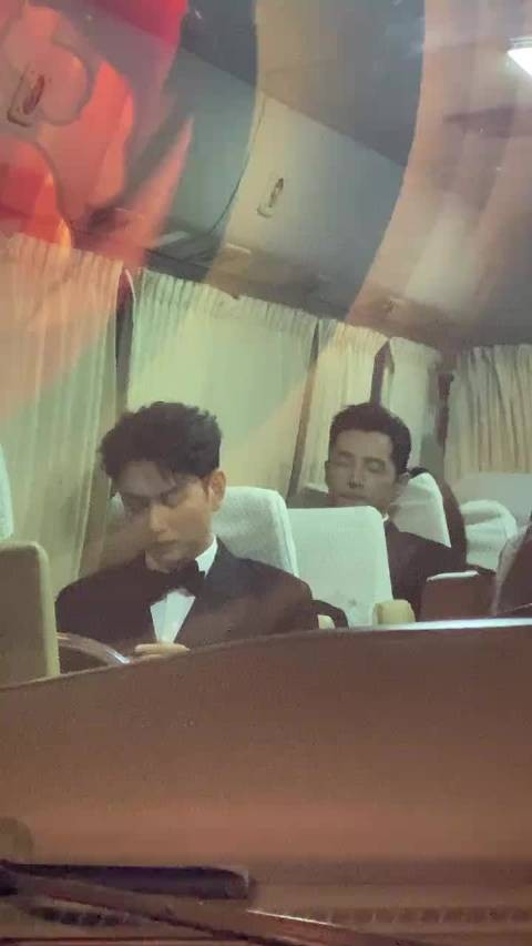 胡歌累了，哈哈哈哈哈我男神睡得真香 ！