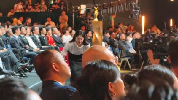 哈哈这个杨紫偷感好重，好像原地跑啊 ！