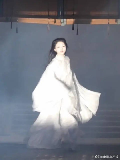 素衣长发，跑进风里，也跑进心里