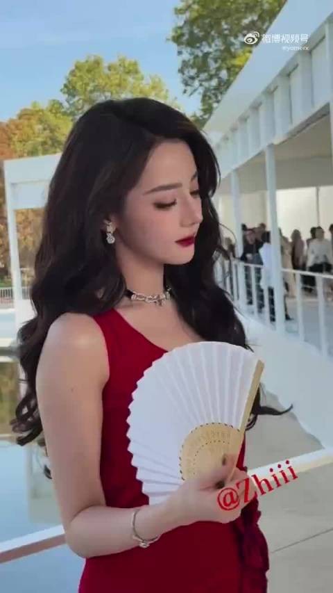 迪丽热巴走秀般自信步伐走错方向