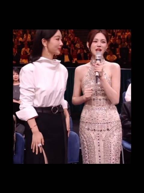 金鹰奖杨紫唱歌，哥哥姐姐们认真看着画面温馨