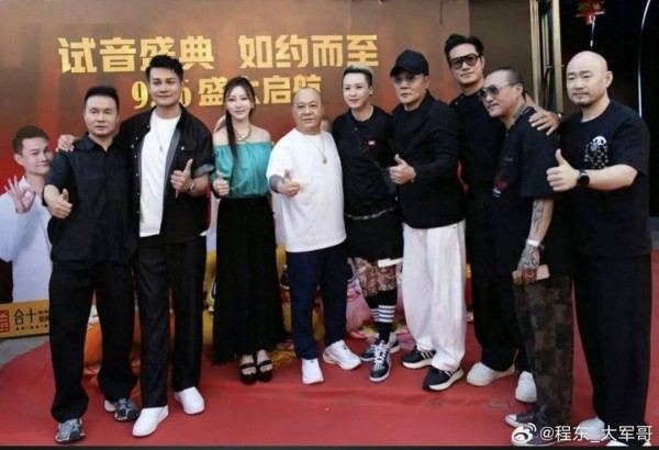 香港资深戏骨中山开酒吧，升级做老板，“大佬B”亲自打鼓撑场