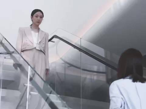 没有一句台词,但把权力的更迭拍出来了