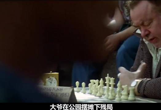 大爷摆摊下残局，没想到被一个7岁小孩给破解了