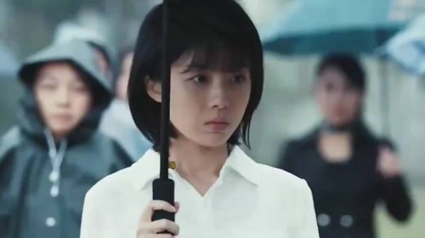女孩参加母亲的葬礼，却惊恐地发现墓碑上刻着她的名字