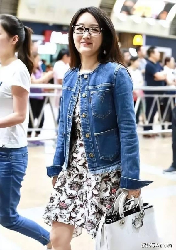 “55岁杨钰莹”带火了一种新穿法:牛仔外套+印花裙,高级又好看