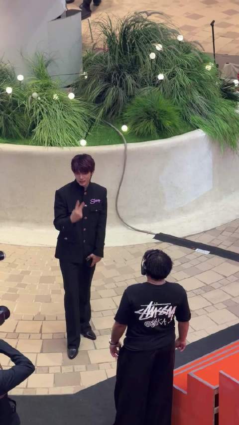 这个cyd候场的时候也是空闲不了一点的！ 超级好动的小狗～ logo