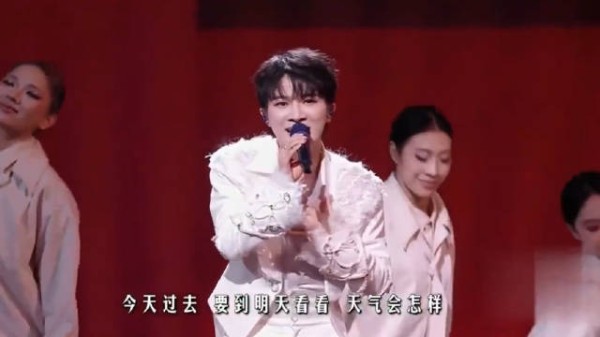 周深在人民日报撰文总有美好在路上