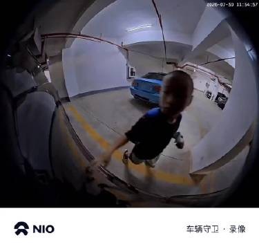 ES9太高男孩跳着看，车主欲邀其上车参观