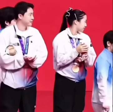 可爱的莎莎，帅气的大头干净又清新技体育精神不止于金牌 王楚钦孙颖莎