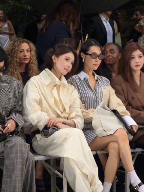 方圆现身巴黎时装周与陈妍希同框看秀,美女同框好养眼