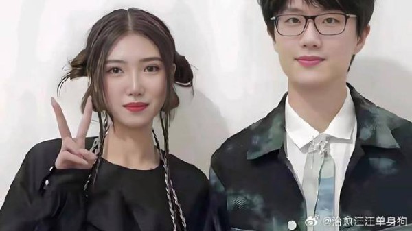 曝许嵩疑似结婚！对方是小14岁知名主持人，不久前刚参演星爷电影