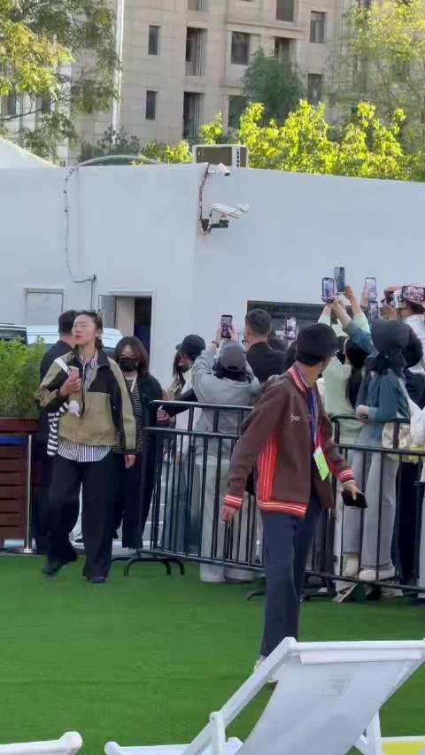 王安宇中网现身与小林栋哲同框打球,重现小巷人家记忆