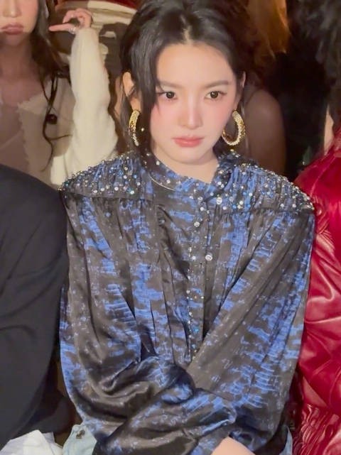 这闪光灯下如此清晰的美貌，章若楠又给大家表演耳环消失术了