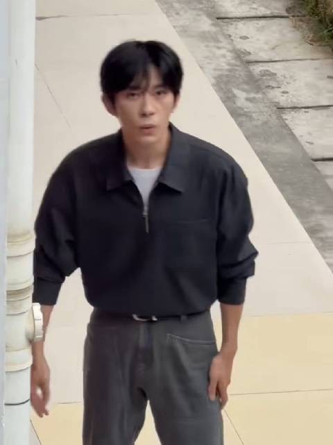 易烊千玺休闲穿搭吹口哨,松弛自在少年感十足