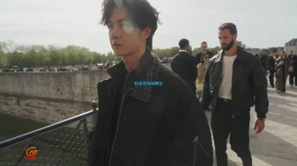王一博直播cut： 连续第三年出席巴黎罗意威大秀！是我们酷酷的王一博！