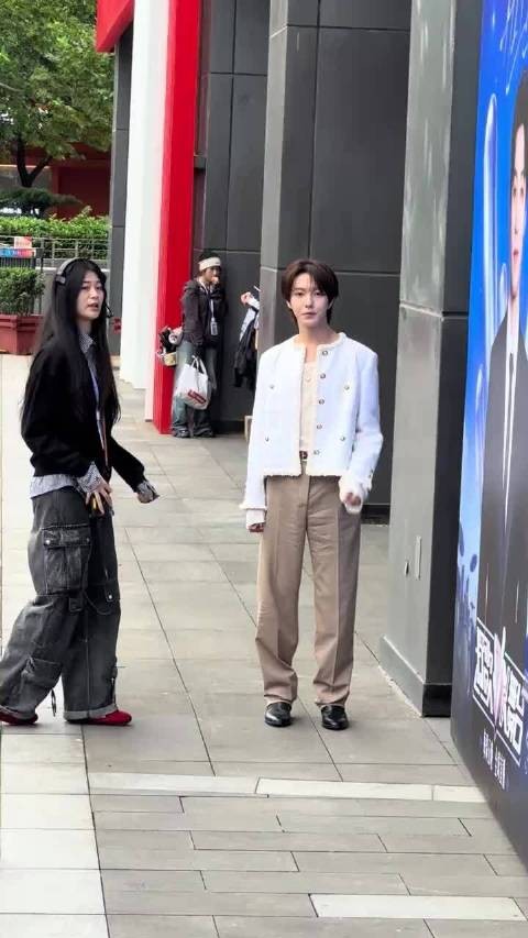 黄仁俊也来打歌2026了，啊啊啊国内音综首秀好期待，红毯上班也太可爱了吧！