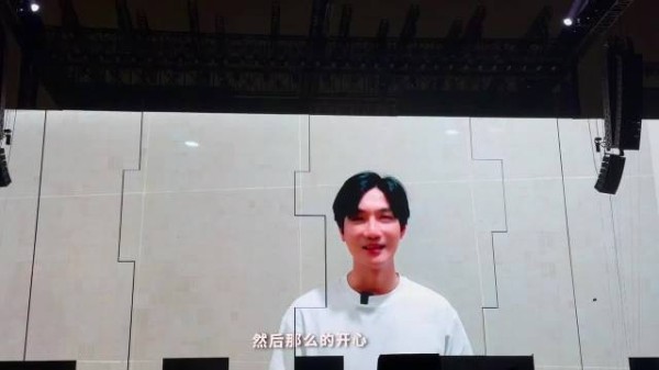陈楚生穿玩偶服与粉丝合影,次日方知