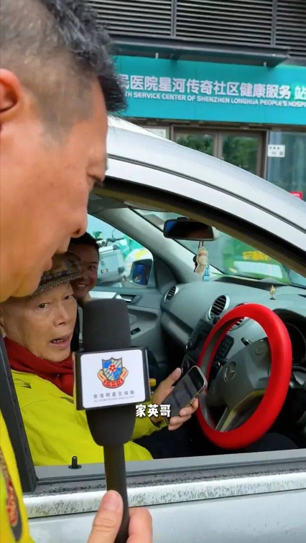 80岁罗家英仍坚持自己开车,黄日华突击采访,两人搞笑互动
