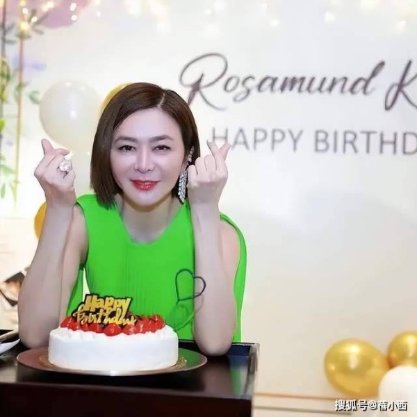 “关之琳”风韵犹存，170穿绿色连衣裙庆生真优雅，苹果肌好饱满