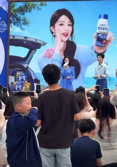 王楚然今日线下活动粉丝见面会 王楚然自带富贵花氛围感，气质稳稳拿捏现场
