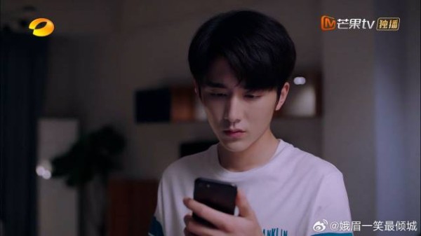 陈婷给凌霄打电话，贺子秋看见他订票，秒懂他要出国