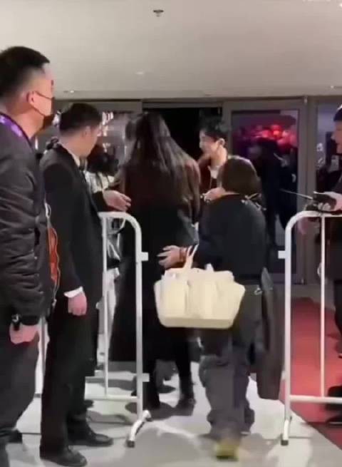 娜扎台上性感台下保守，快速遮前面显安全意识