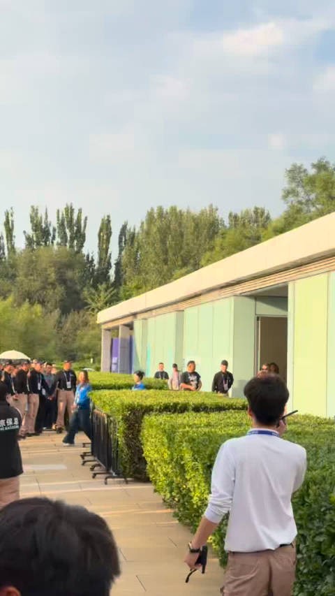 钦文结束发布会后去了威尔胜店 很多球迷在等,还有球迷送了一份礼物