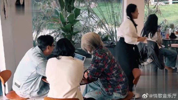 风华合伙人：偶像白发潜入酒吧，铁粉竟未认出